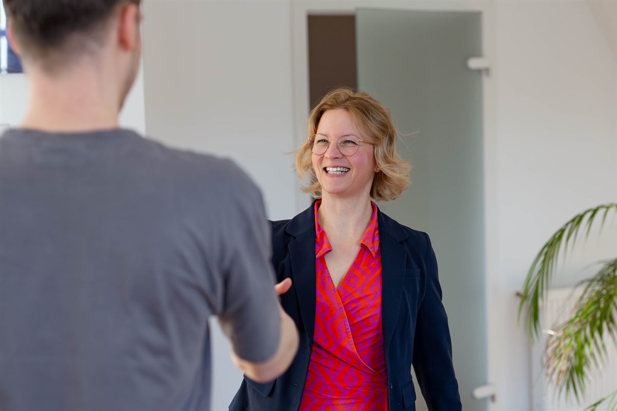 Susann Beck im Gespräch mit einem Mandanten